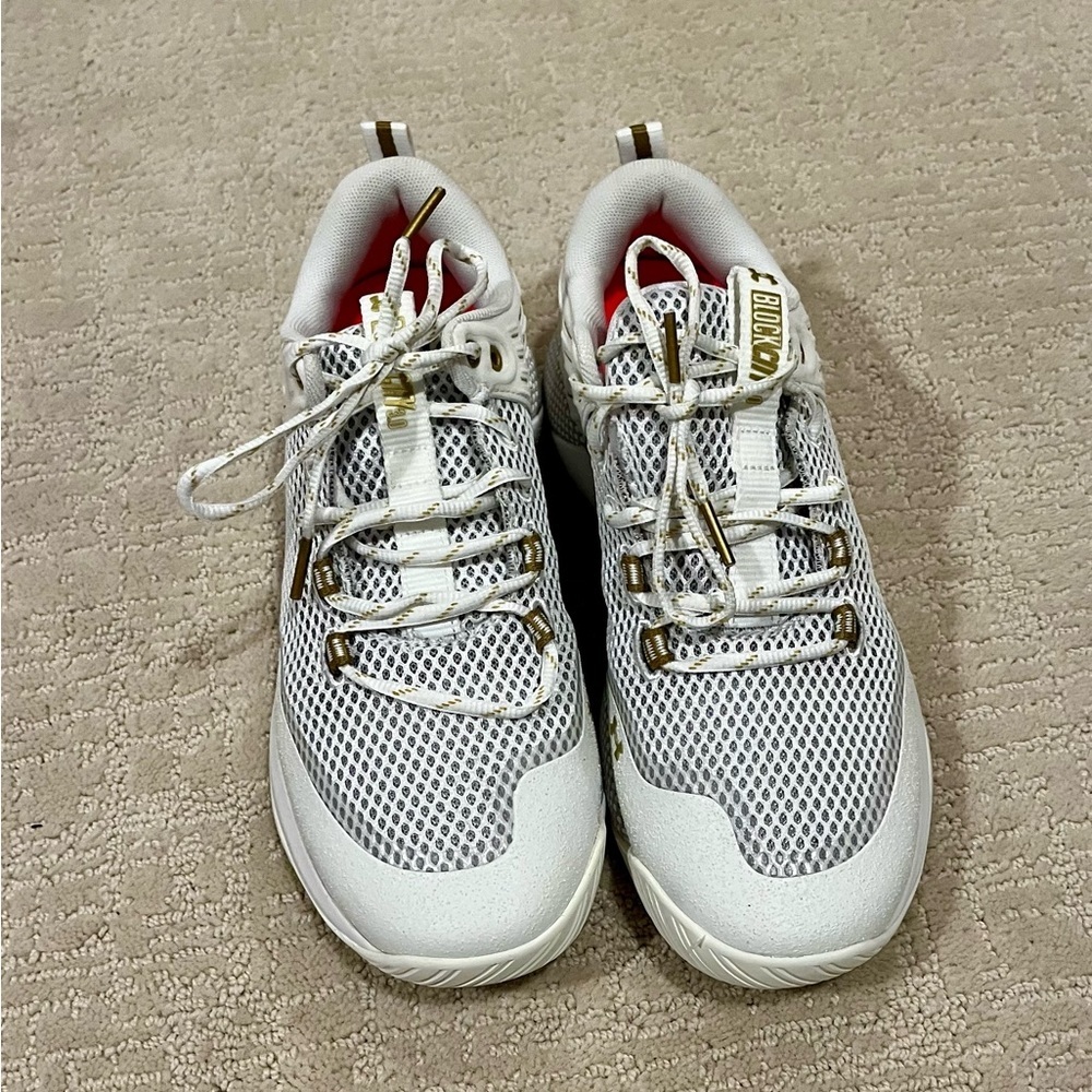 Under Armour Block City 3.0 Women’s Sneakers in White and Gold Size 8.5